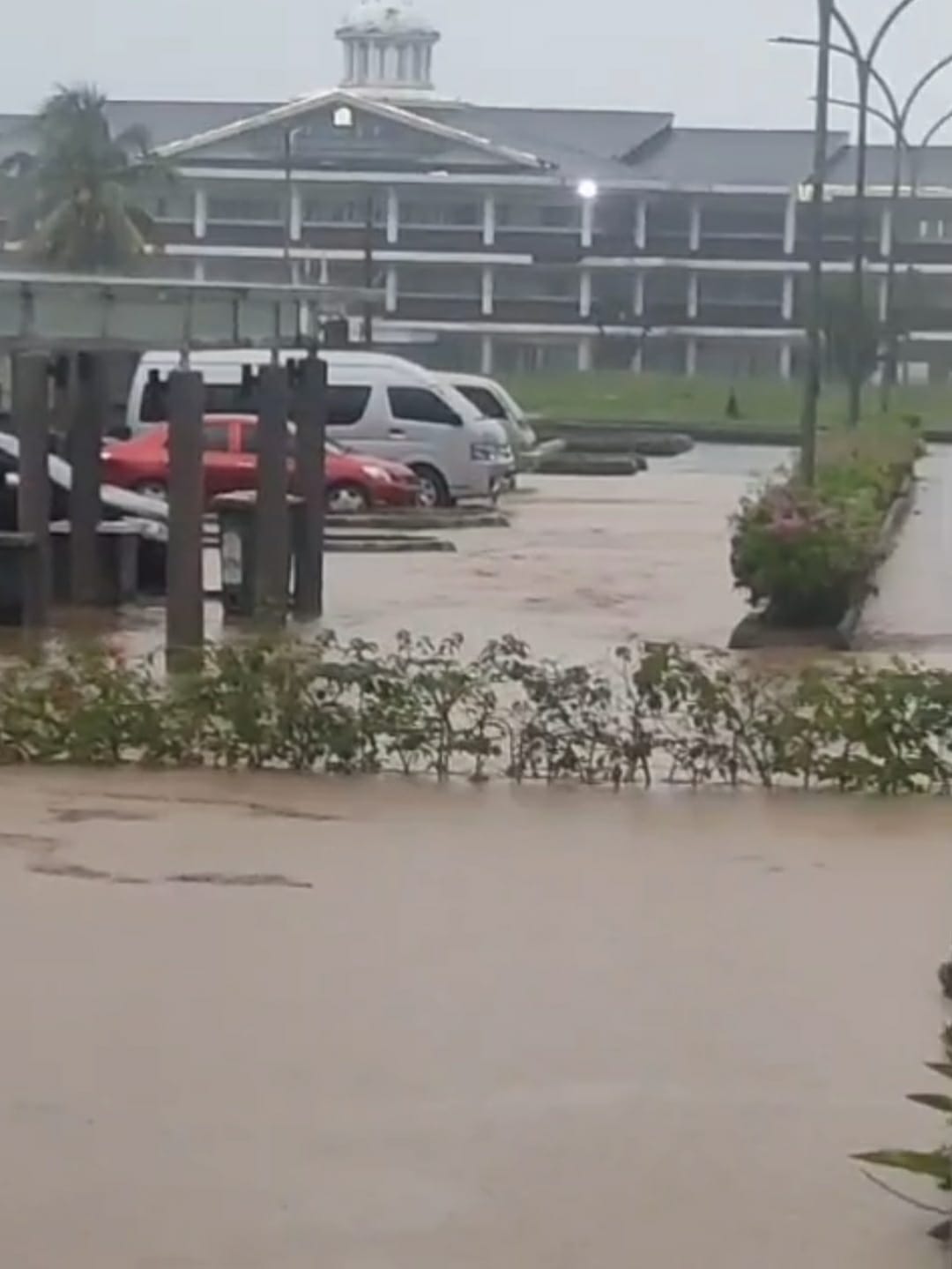 Hujan Deras Sebabkan Basement Kantor Pemkab Pesisir Barat Terendam