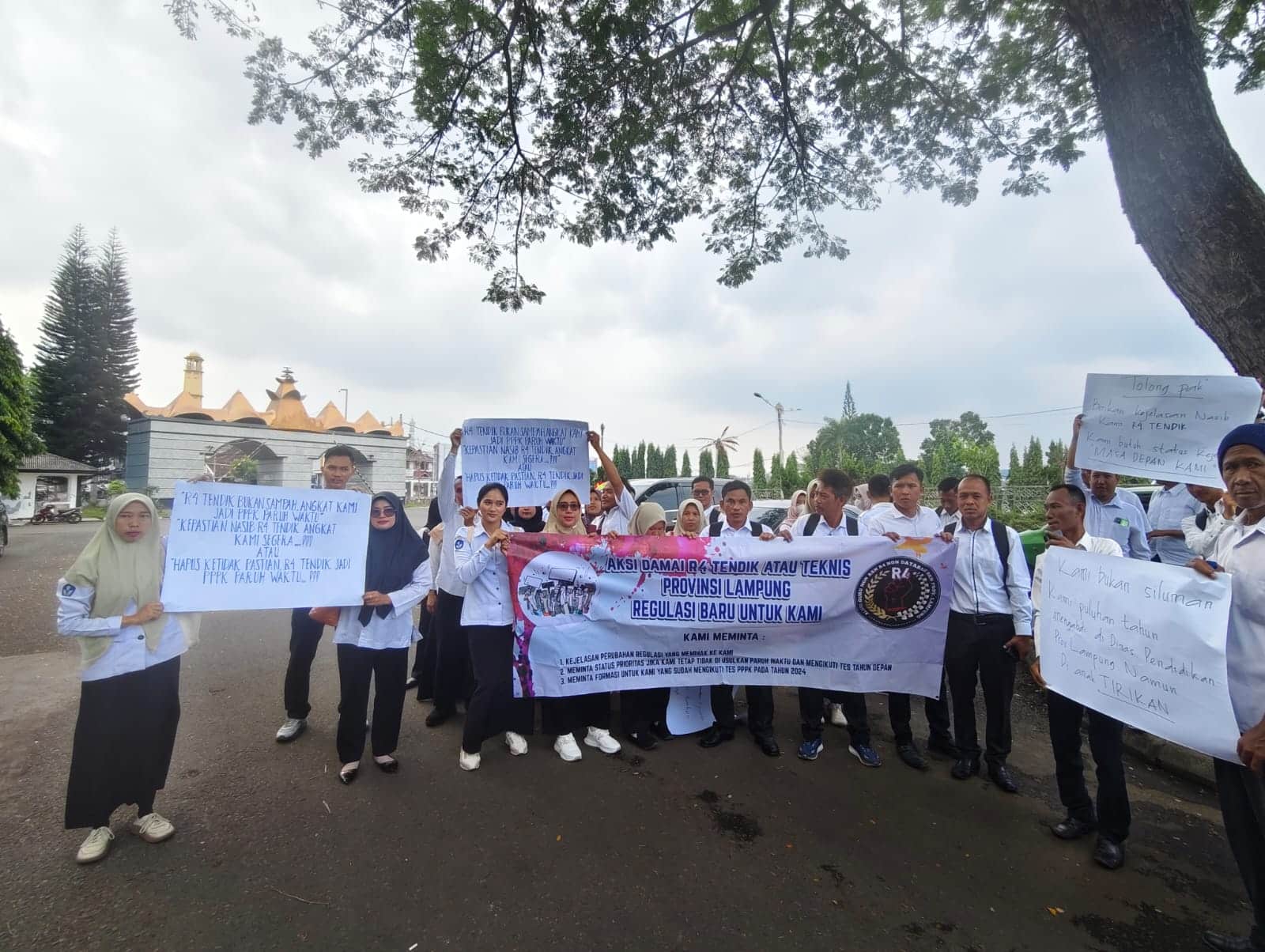 Puluhan Honorer Ngadu Nasib ke DPRD