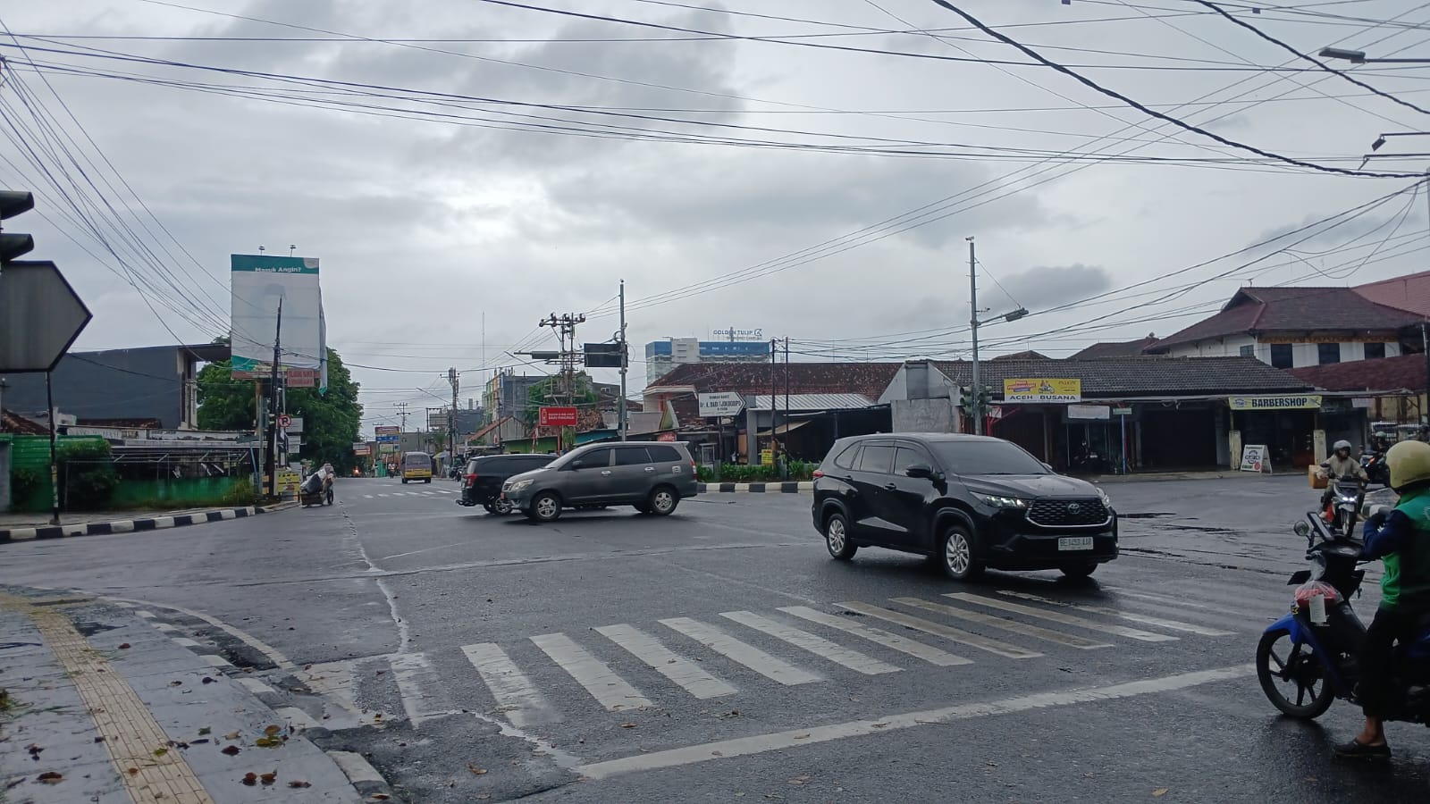 Lampu Lalu Lintas Mati, Lalin di Cut Mutia Semrawut