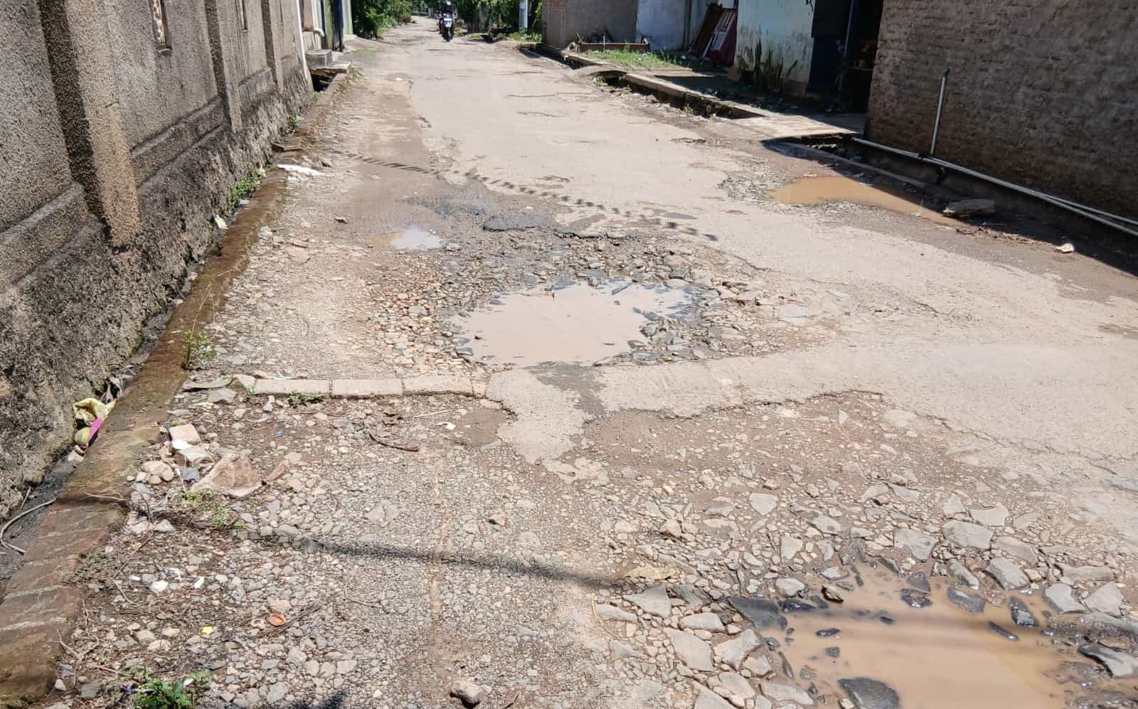 Jalan Sri Kresna di Rajabasa Jaya Rusak Parah, Warga Keluhkan Belum Pernah Diperbaiki