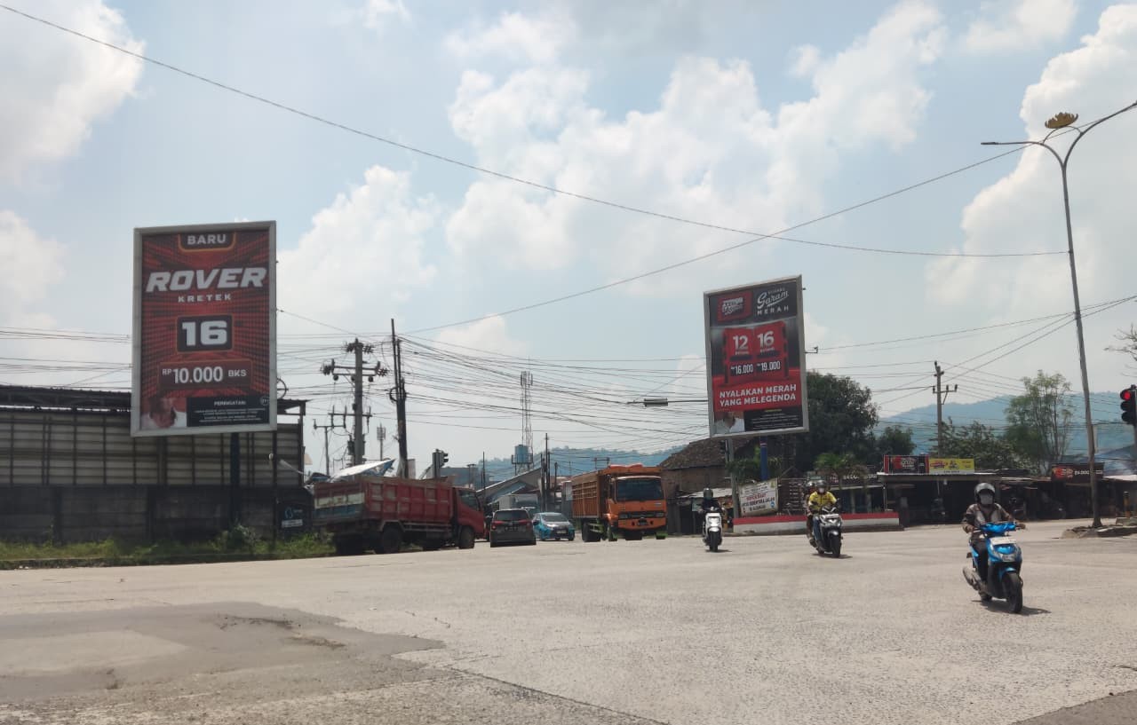 Papan Reklame Rokok Langgar Aturan Perpres