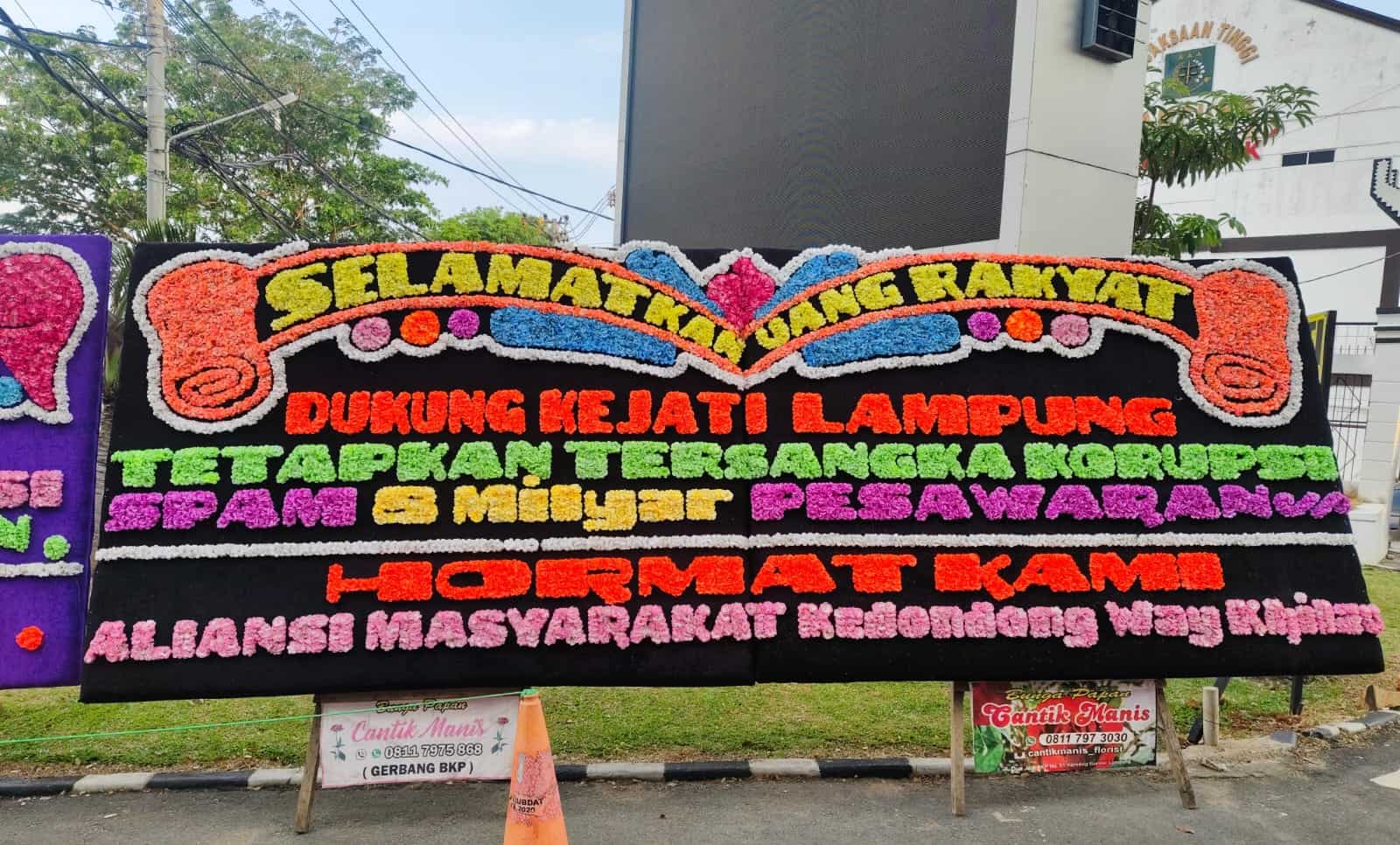 Deretan Papan Bunga Desak Kejati Tetapkan Tersangka Proyek SPAM