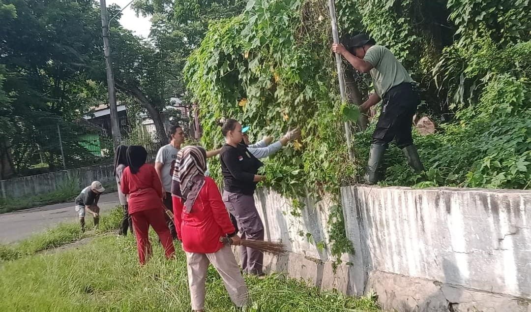 Lurah Rajabasa Pimpin Warga Bersihkan Area Kantor Kecamatan dan Sekitarnya