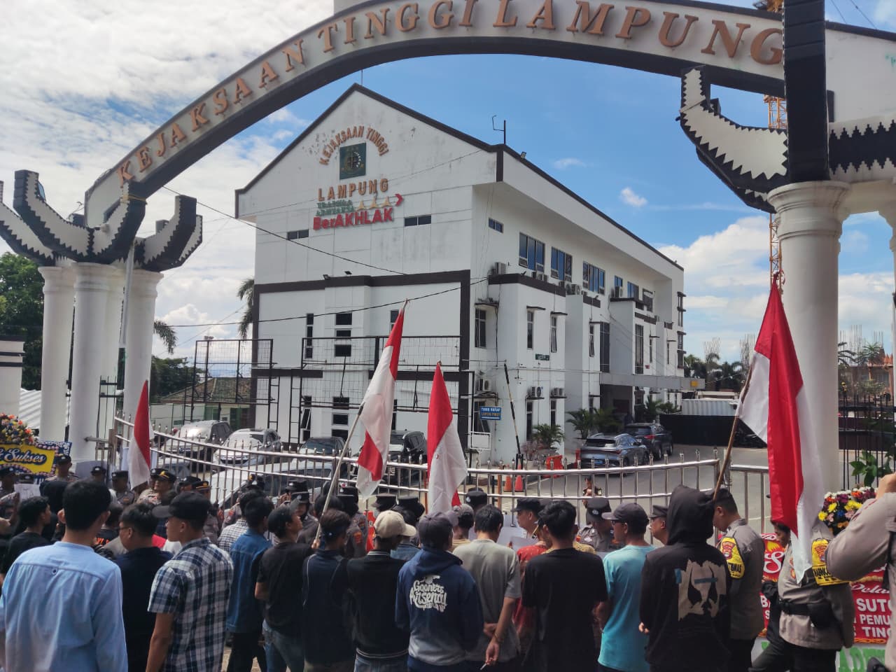 Gelar Aksi di Kejati, Simpul Desak APH Tangkap Pemilik SPBU TUBA