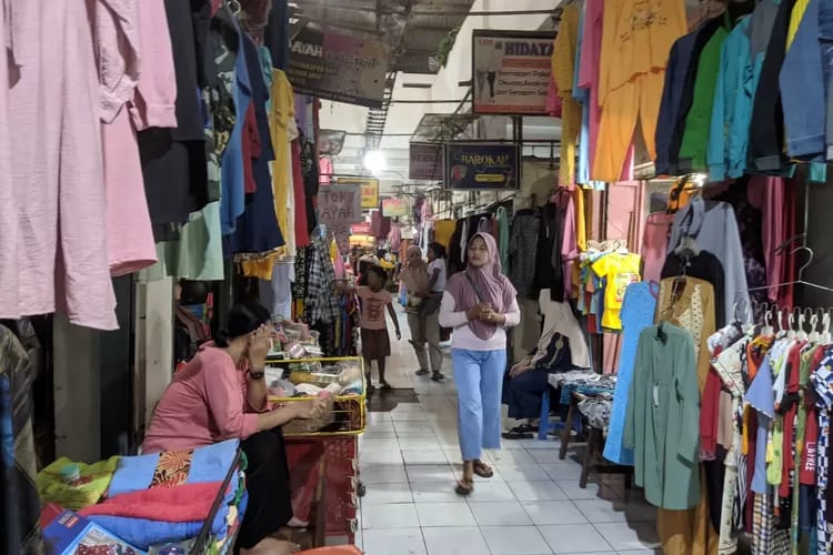 Pedagang Baju Bekas Terancam Gulung Tikar Akibat Larangan Impor