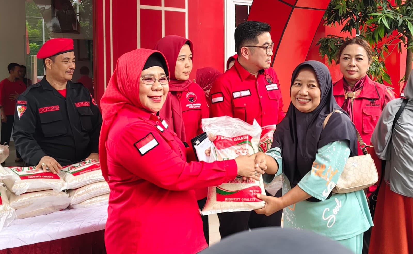 DPD PDIP Lampung Gelar Kegiatan Sosial dan Ziarah di Hari Pahlawan