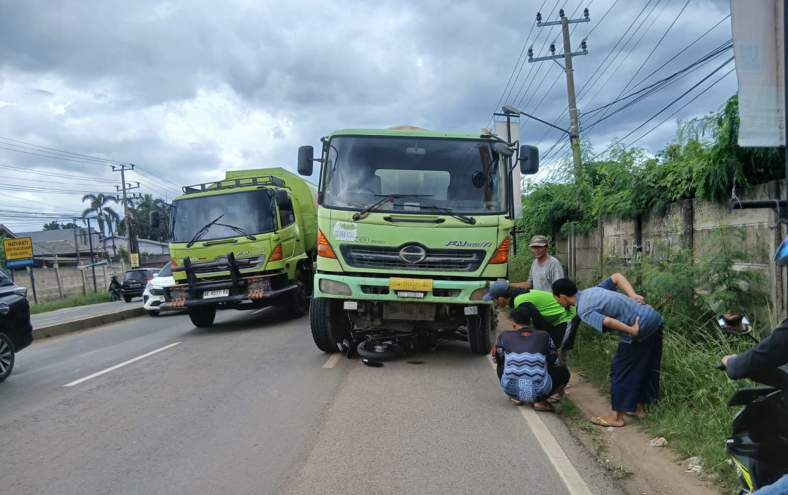 Kecelakaan Libatkan Motor Supra X dan Truk Molen di Jl. Soekarno-Hatta Hajimena
