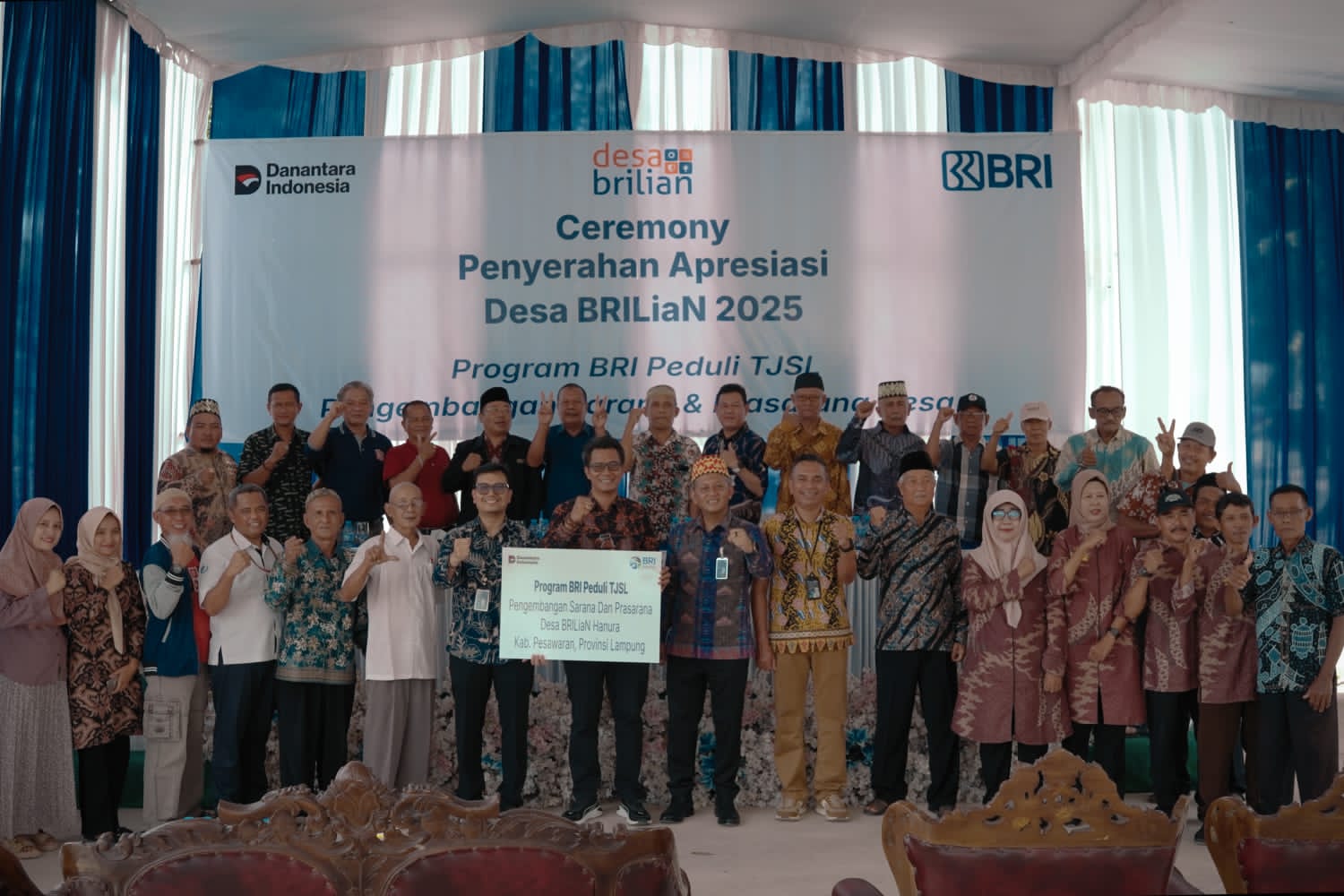 BRI Kantor Cabang Teluk Betung Serahkan Apresiasi Desa BRILiaN kepada Desa Hanura