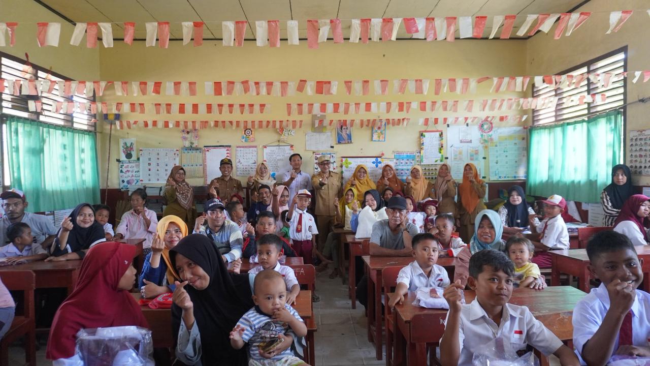 Tol Bakter Bersama Pemda Lampung Selatan Berikan Bantuan Paket Seragam Sekolah Dasar