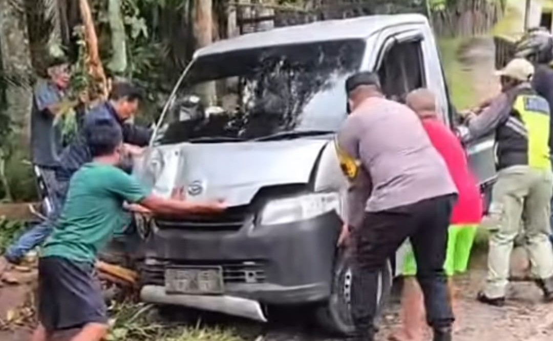 Bhabinkamtibmas Way Gubak Evakuasi Minibus Terperosok di Tanjakan Wisata Bukit Aslan