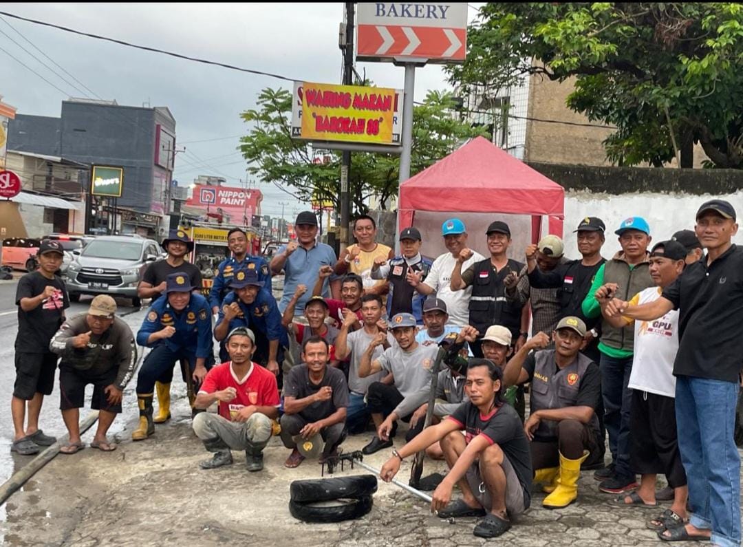 Kelurahan Labuhan Ratu Raya Bersihkan Selokan Jalan Untung Suropati