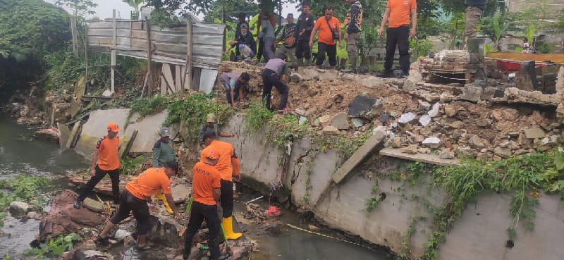 Tembok Pembatas di Jalan Antasari Ambruk