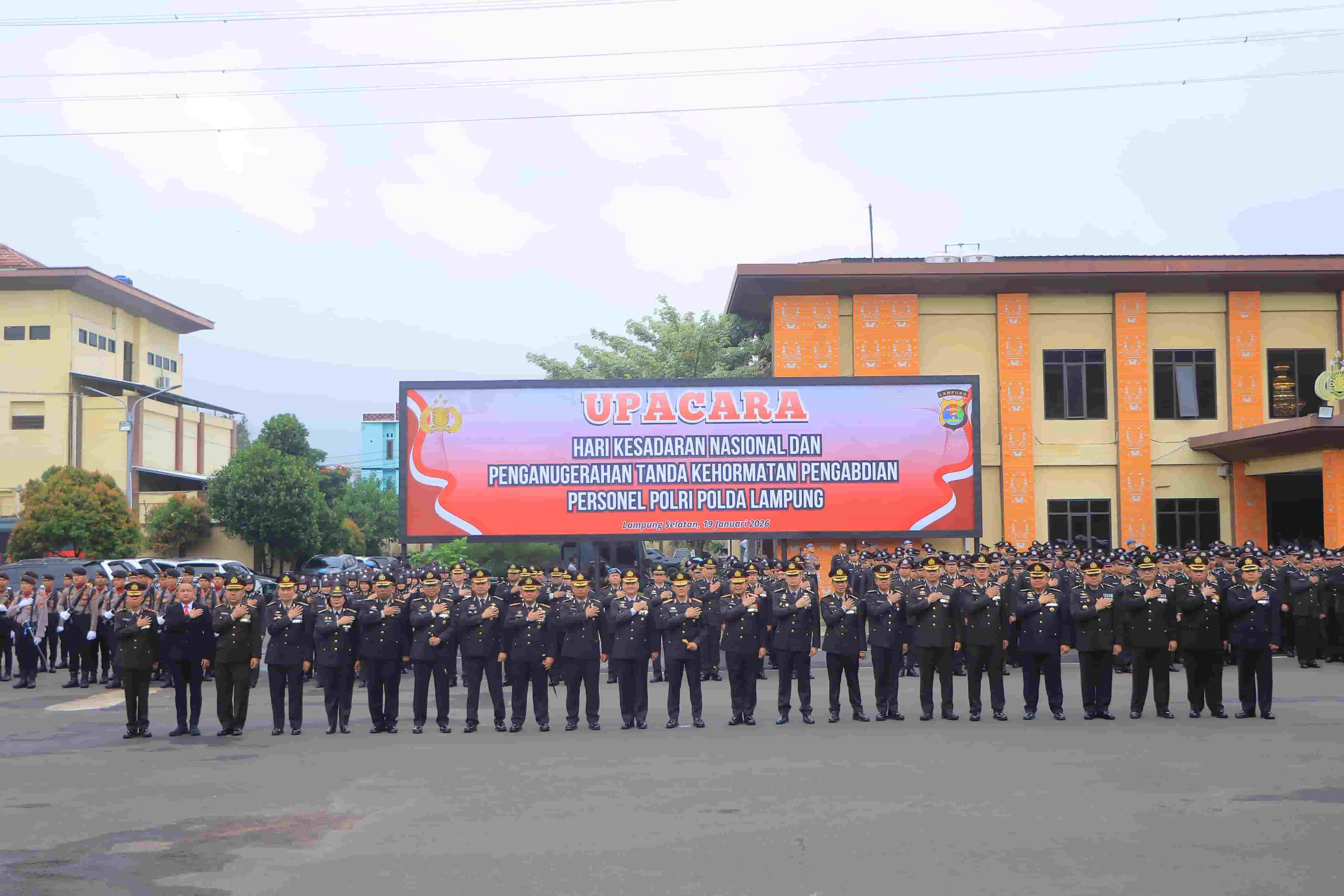 Kapolda Lampung Pimpin HKN dan Anugerahkan Satya Lencana