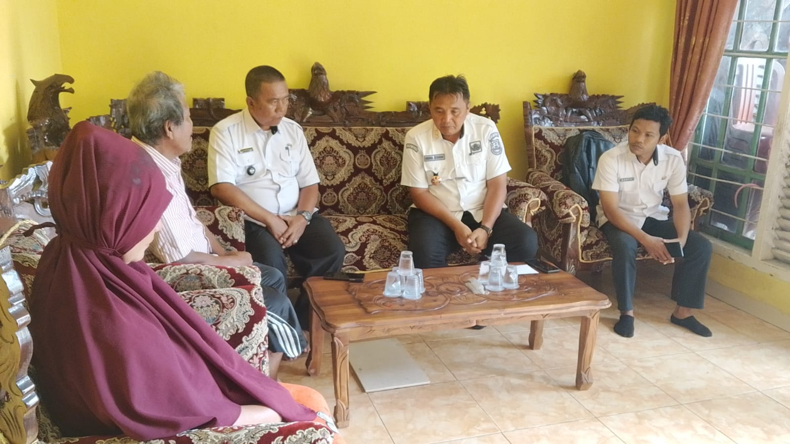 Wujud Kepedulian Sosial, Lurah Labuhan Ratu Raya Serahkan Uang Duka kepada Warga