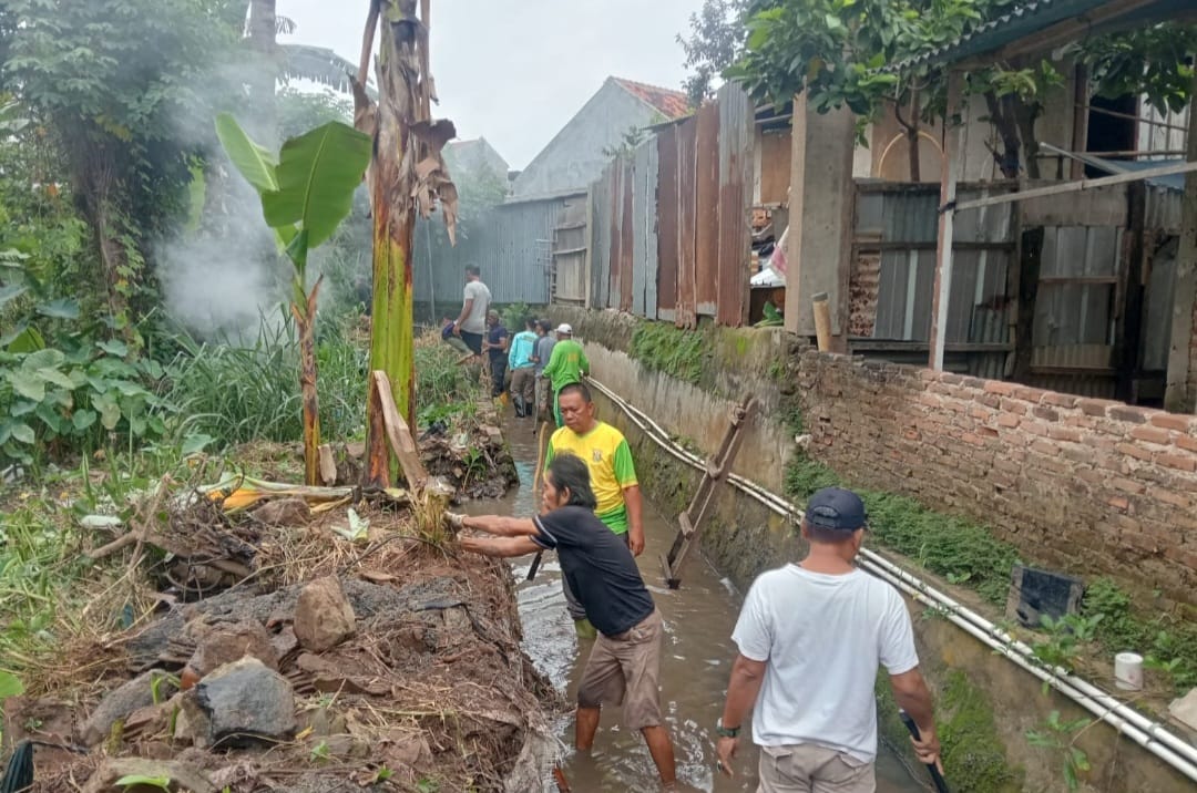 Antisipasi Banjir, Kelurahan Labuhan Ratu Raya Bersihkan Sungai