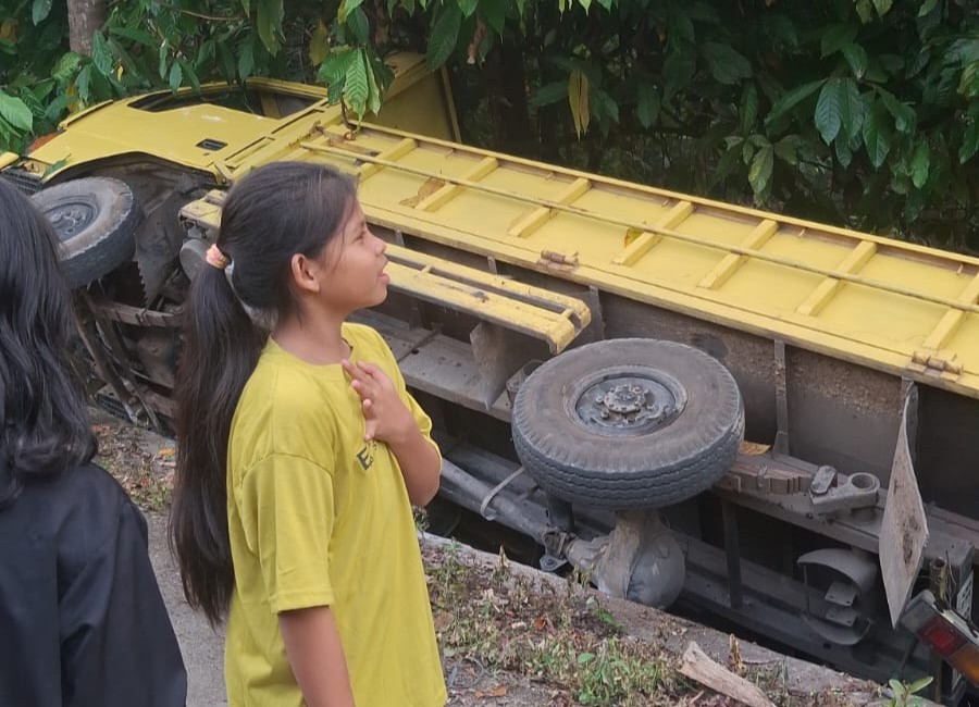 Truk Pengangkut Bata Terbalik di Kemiling Raya, Warga Minta Garis Pengaman Jalan