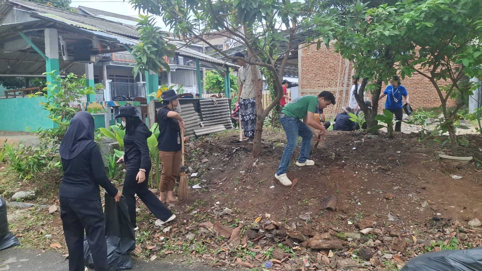 Mahasiswa KKN Universitas Lampung Bersama Warga BKP Gotong Royong Bersihkan Taman dan Kembangkan TOGA