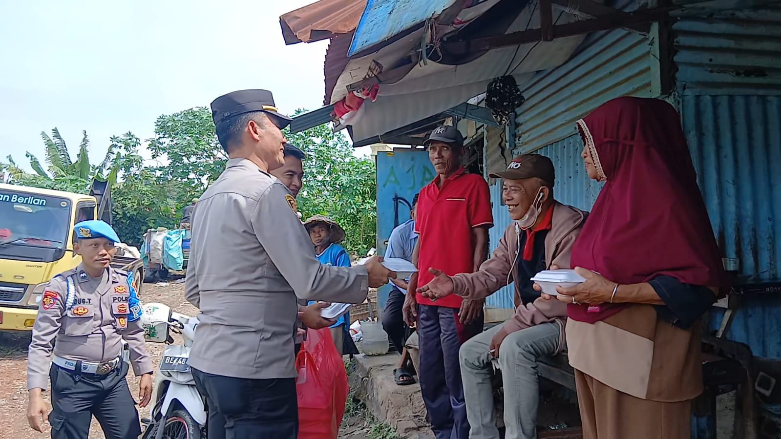 Polsek Teluk Betung Utara Kembali Gelar Jumat Berkah, Bagikan Nasi Kotak untuk Warga Gulak Galik