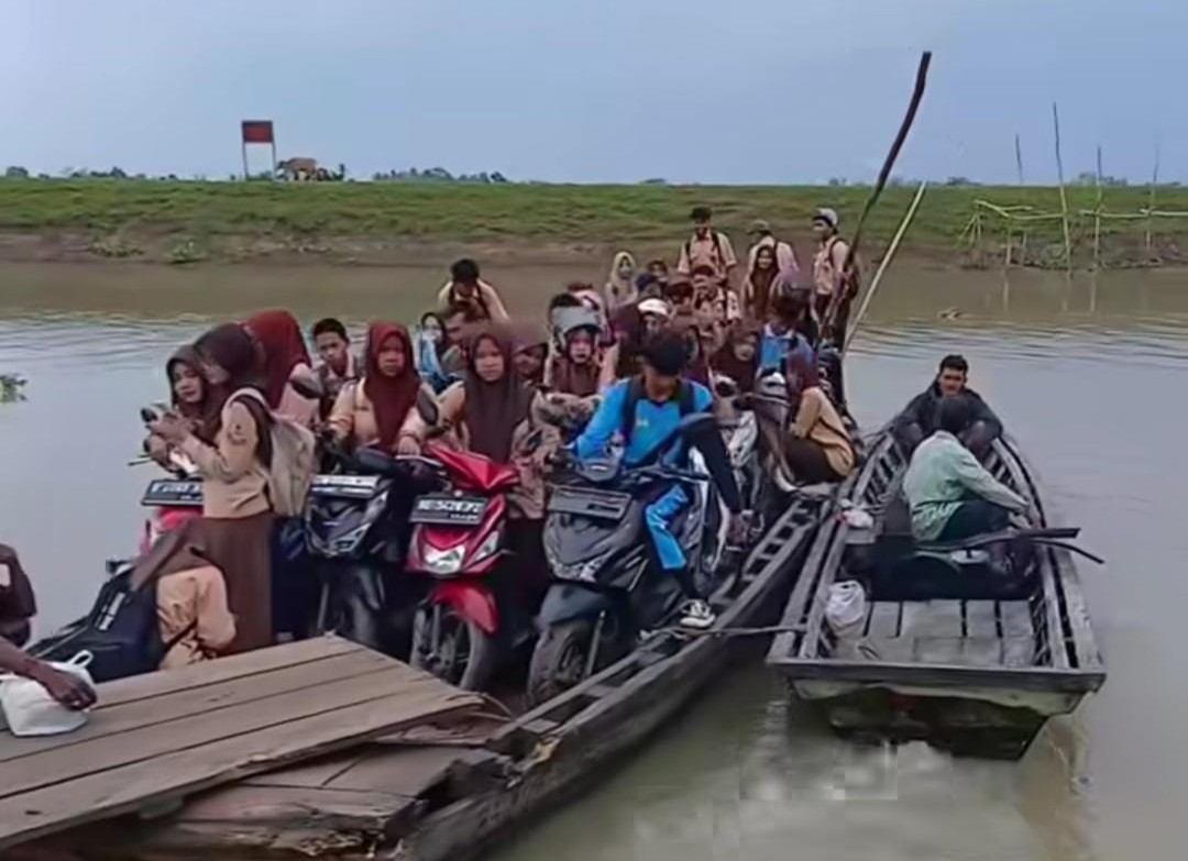 Viral! Warga Kalipasir, Anak Sekolah Seberangi Sungai Pakai Sampan