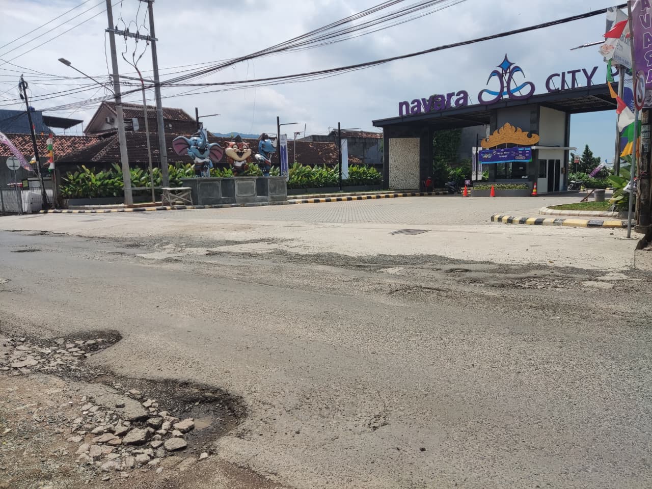 Navara City Park Bikin Jalan Rusak