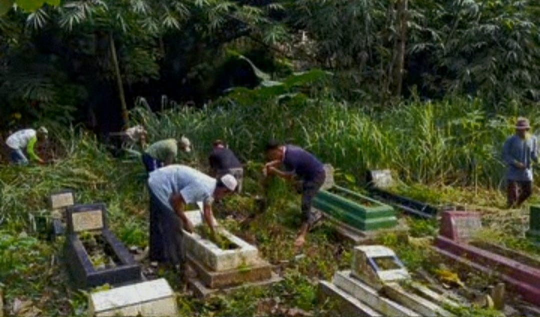 Kelurahan Sidodadi dan Warga Gotong Royong Bersihkan TPU