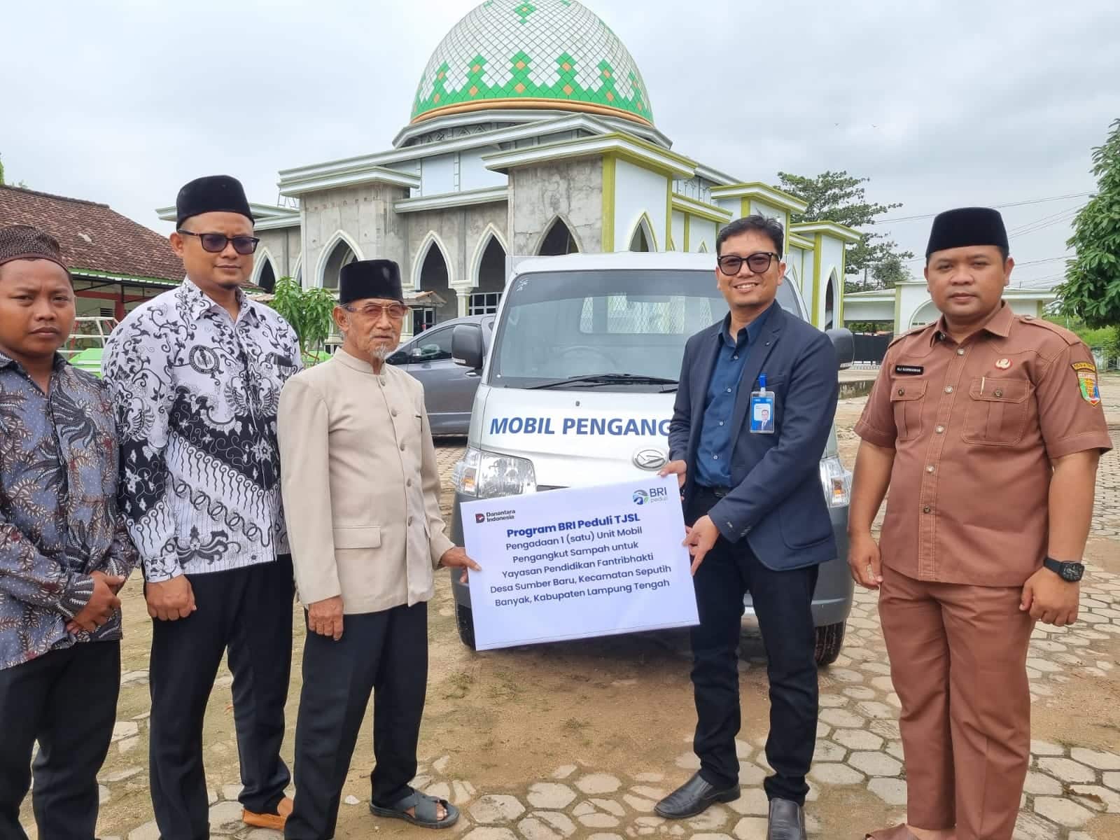 BRI Kanca Manna Perkuat Fasilitas Pendidikan di Palak Siring, 8 Unit PC dan 100 Meja Belajar
