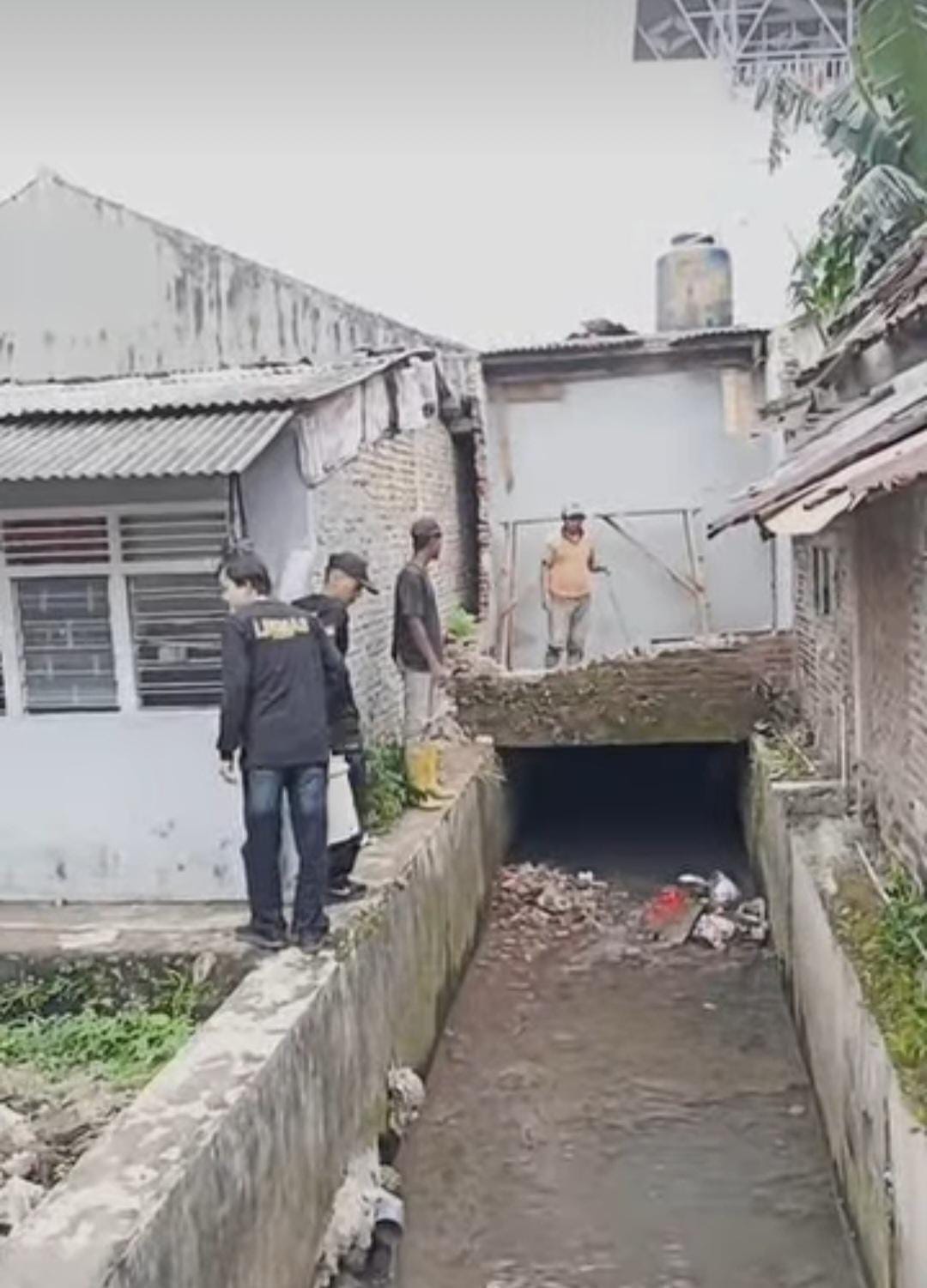 Kelurahan Sidodadi Tertibkan Bangunan Liar di Atas Drainase