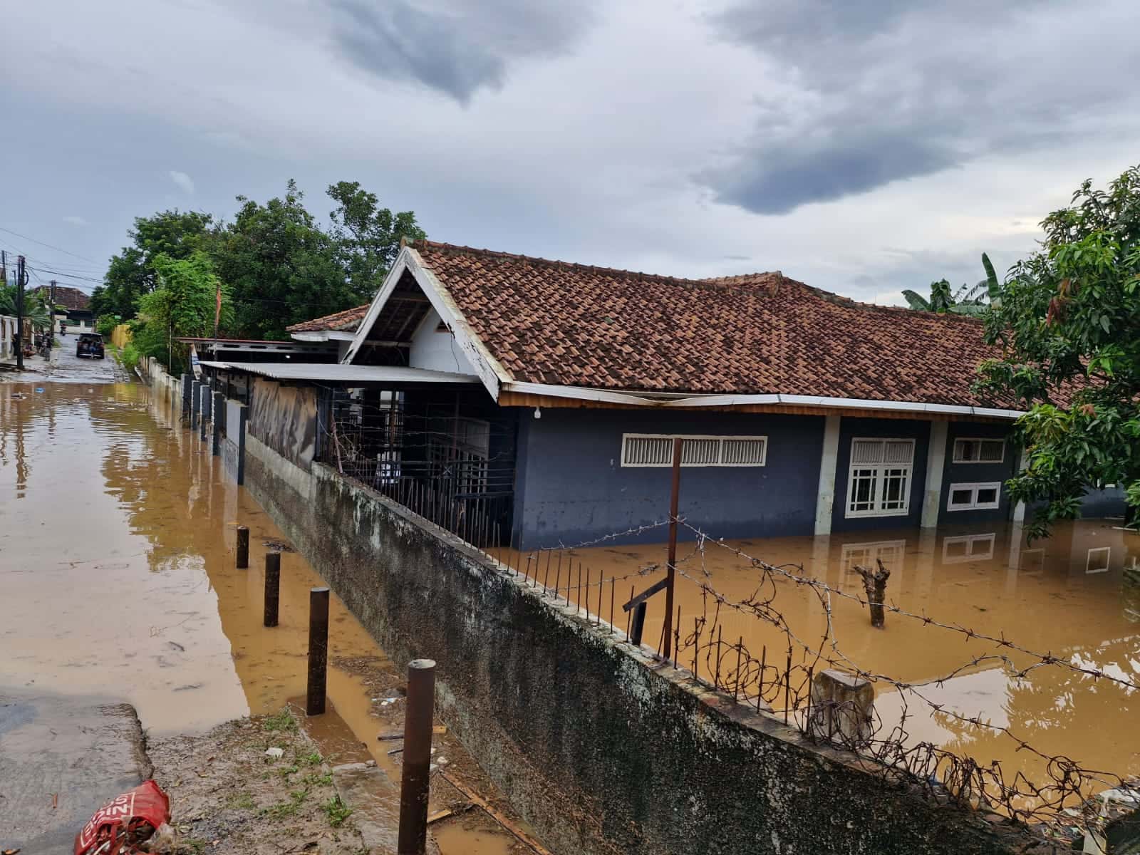 Banjir Setinggi Dada Rendam Gg. Lambang Bandar Lampung