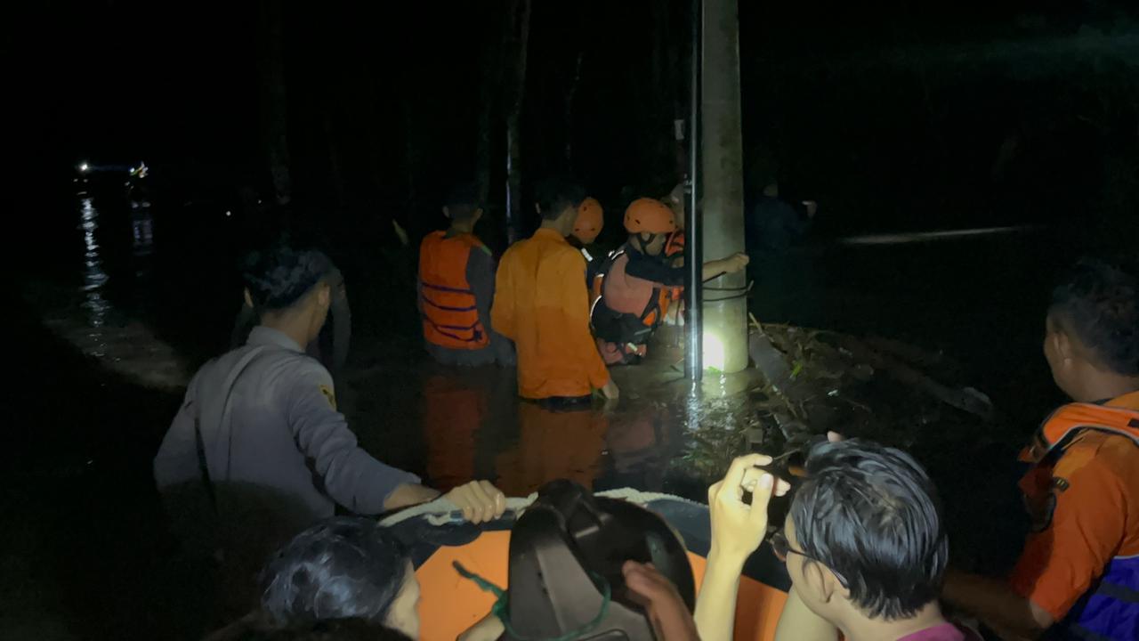Tim SAR Brimob Polda Evakuasi Warga Terdampak Banjir
