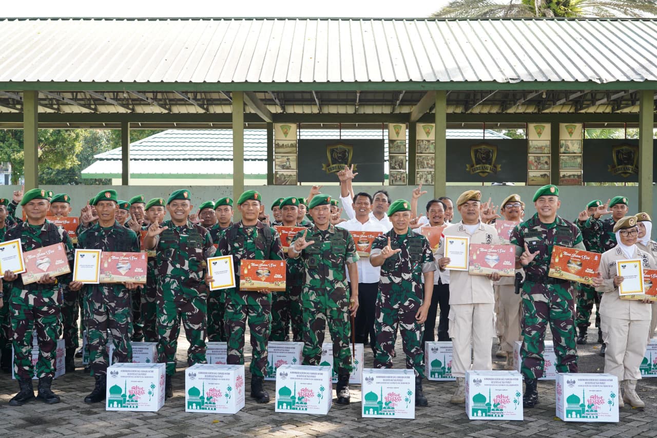 Danrem 043/Gatam Bagikan Bingkisan Lebaran kepada Prajurit dan PNS
