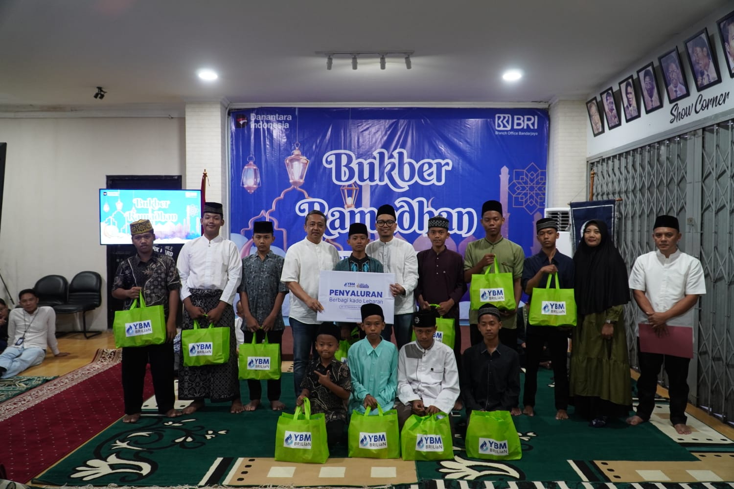 YBM BRILiaN RO Bandar Lampung dan BRI BO Bandar Jaya Berbagi Kado Lebaran untuk Anak Yatim