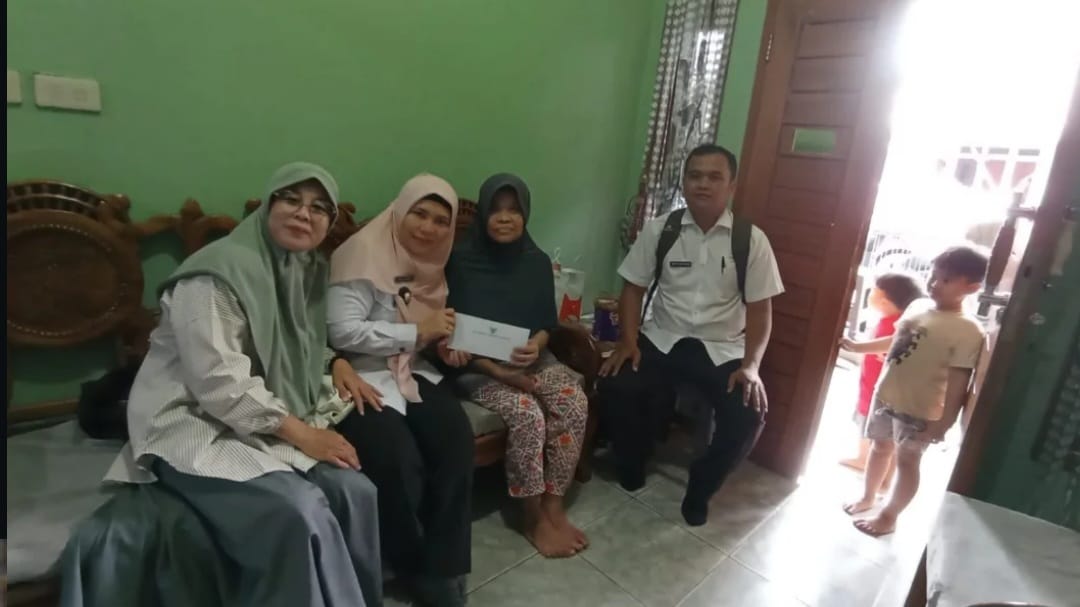 Lurah Beringin Raya Serahkan Santunan Kematian kepada Ahli Waris