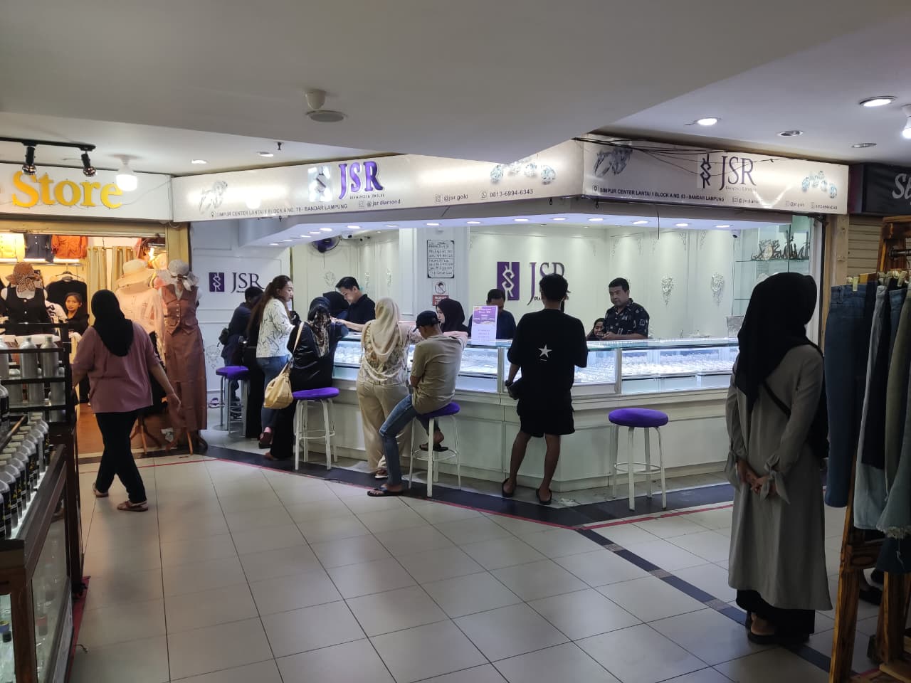 Pasca Penyegelan, Cabang Toko Mas JSR Lain di Balam Tetap Ramai