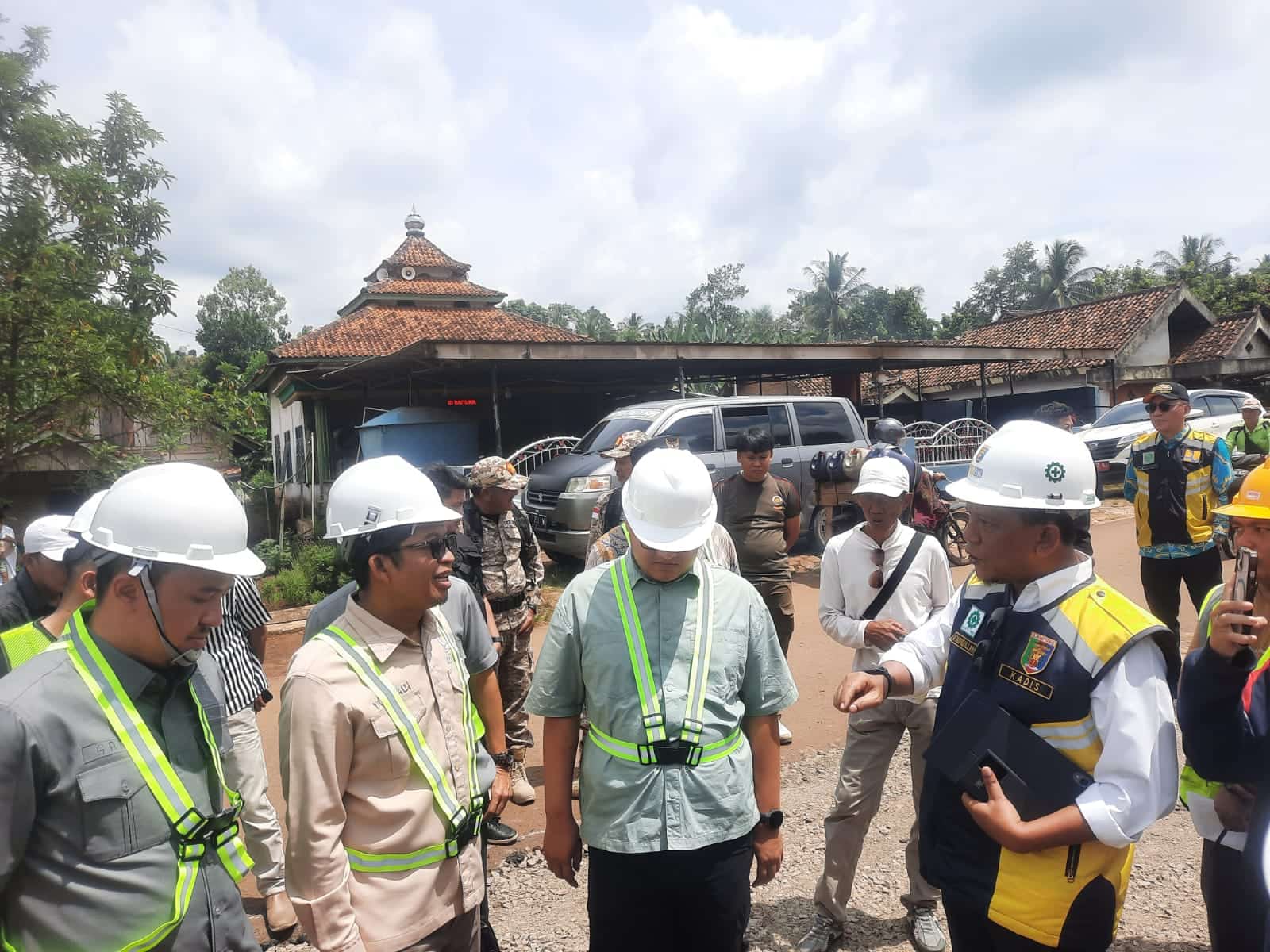 BMBK Perbaiki Ruas Jalan Jabung - Simpang Labuhan Maringgai