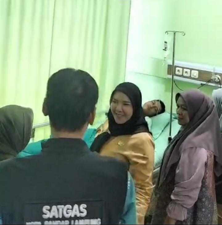 Eva Dwiana Besuk Pegawai BPBD, Beri Bantuan dan Umroh
