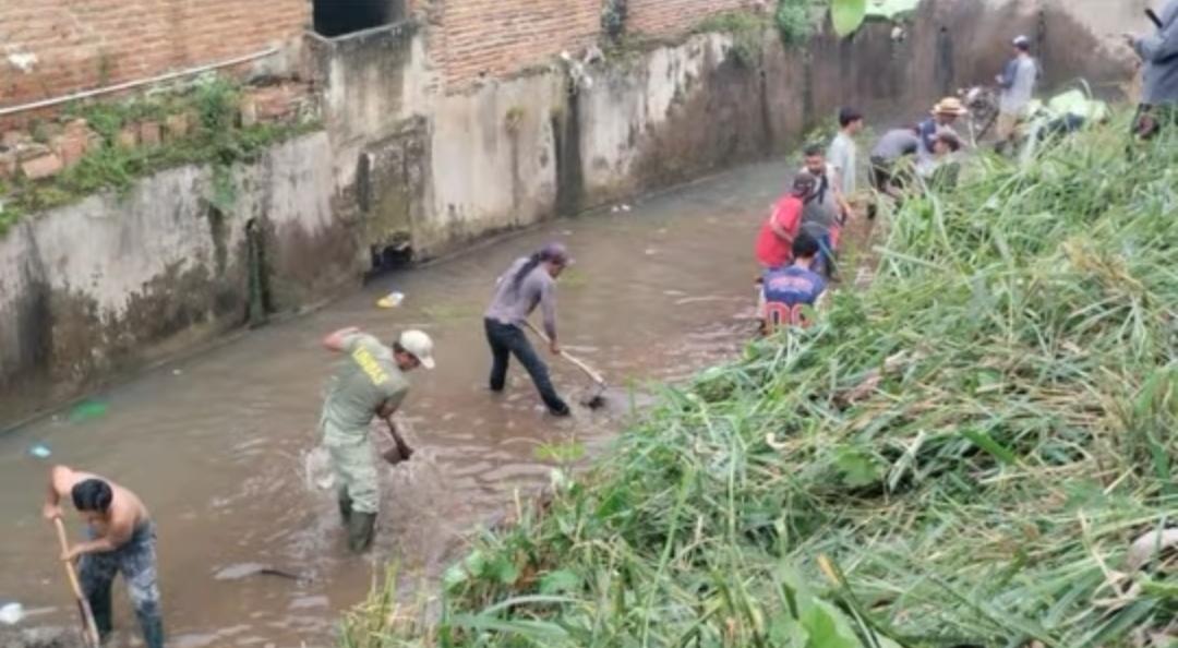 Giat Rutin Bersih Serentak di Kecamatan Telukbetung Utara Libatkan Warga dan Aparatur