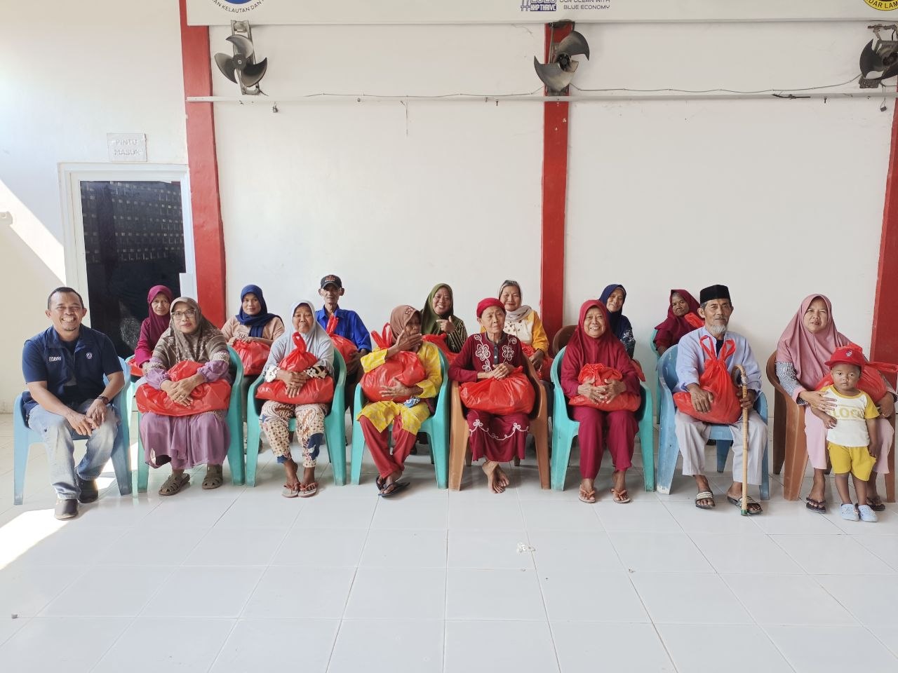 YBM BRILiaN BRI Region 5 Bandar Lampung Bagikan Paket Sembako Untuk Lansia dan Dhuafa di Pulau Pasaran