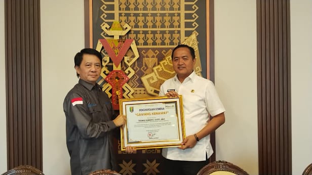 Sukses Majukan Pendidikan, Thomas Amirico Raih Anugerah “Gawang Kenawat”