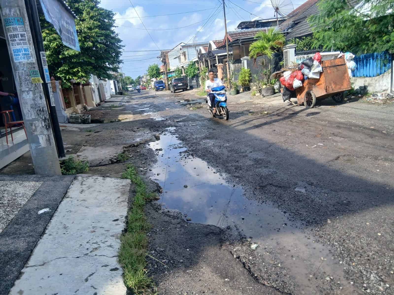 Jalan Rusak di Perumnas Way Halim Dikeluhkan Warga