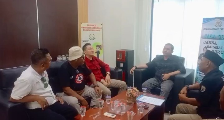 Puluhan Aktivis Lampung Utara Gelar Aksi Damai di Kejari