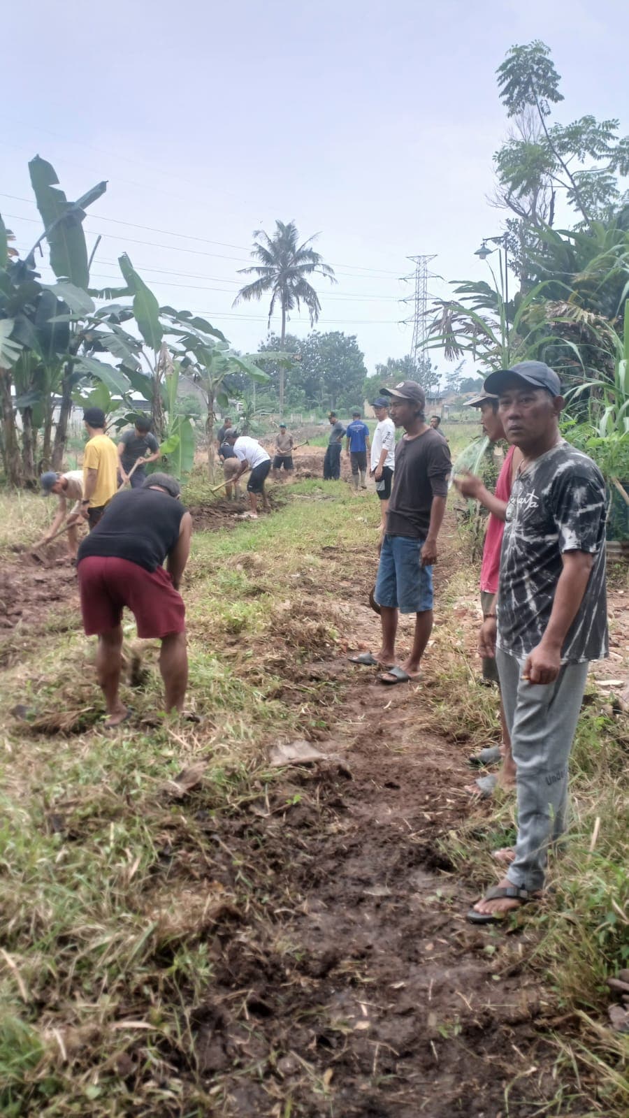 Tanpa Bantuan, Puluhan Warga Inisiatif Buka Akses Jalan Baru