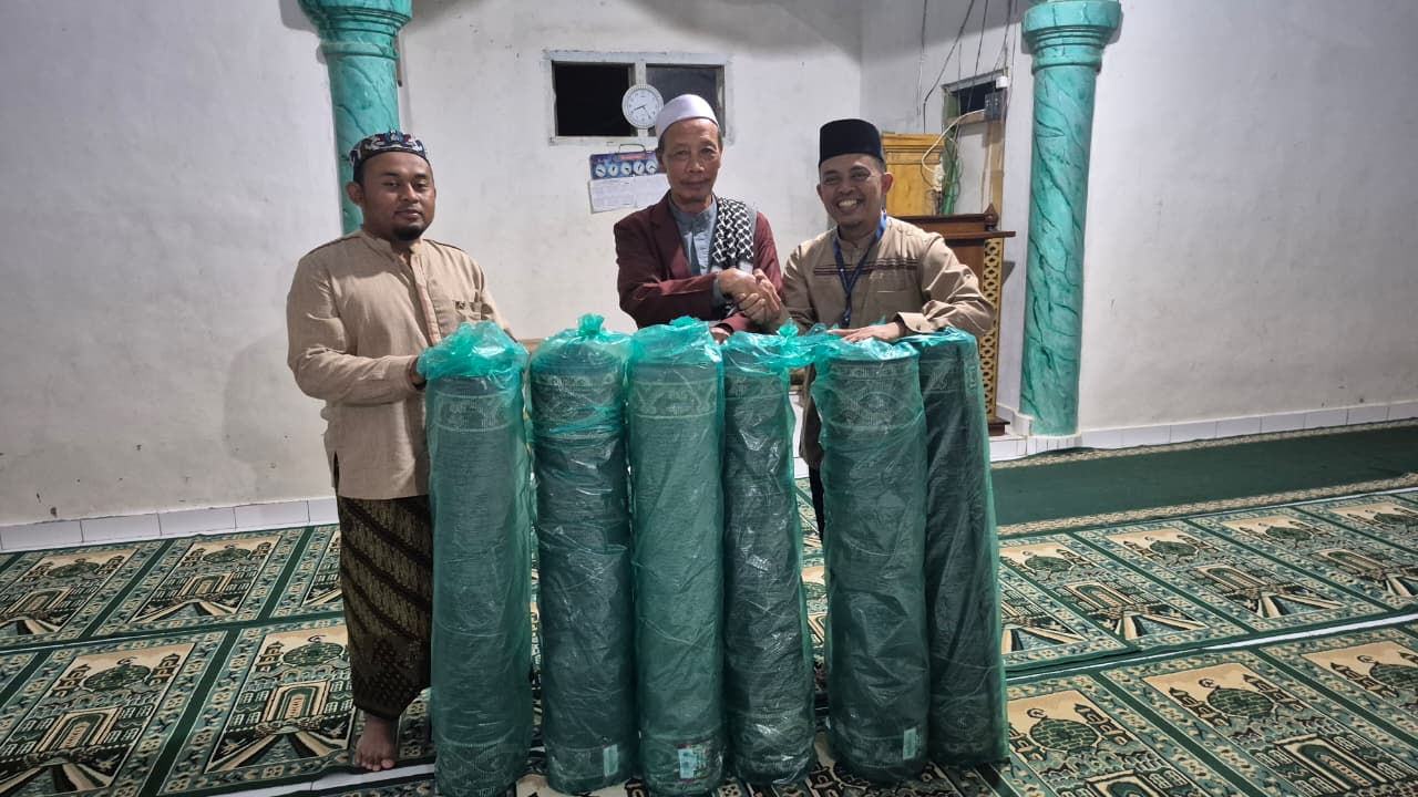 Hadirkan Kenyamanan Ibadah, YBM BRILiaN Salurkan Karpet Sajadah untuk Ponpes di Pelosok Lampung Barat