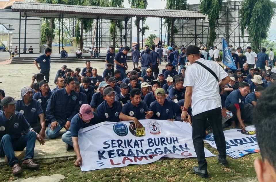 Ratusan Buruh TKBM Pelabuhan Panjang Demo di Kantor Gubernur Lampung