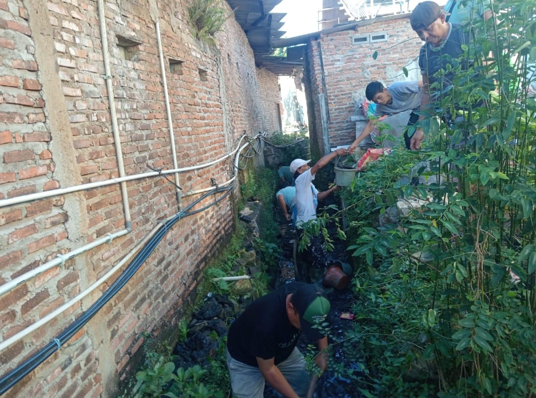 Kelurahan Labuhan Ratu Raya Bersihkan Drainase dan Sedimentasi