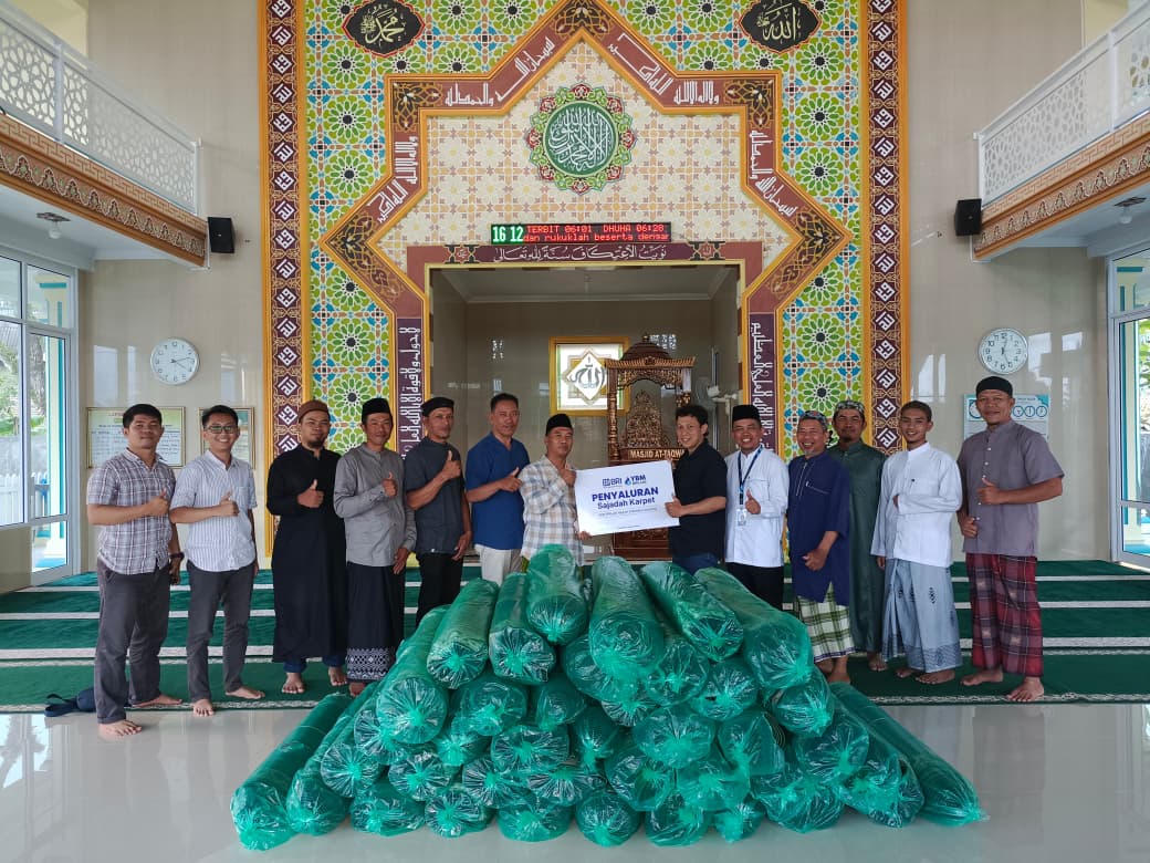 YBM BRILiaN Salurkan 74 Gulung Karpet Sajadah di Pringsewu dan Tanggamus