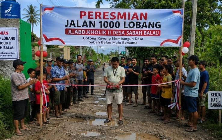 Warga Sabah Balau Perbaiki Jalan Rusak Secara Swadaya