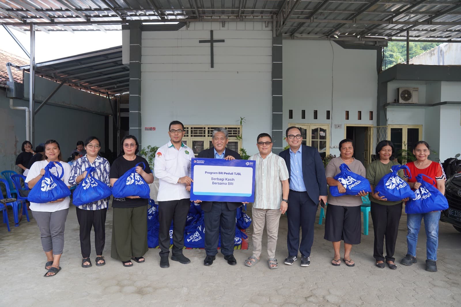 BRI Peduli TJSL Berbagi Kasih Bersama BRI Salurkan 500 Paket Sembako untuk Umat Kristiani di Bandar Lampung