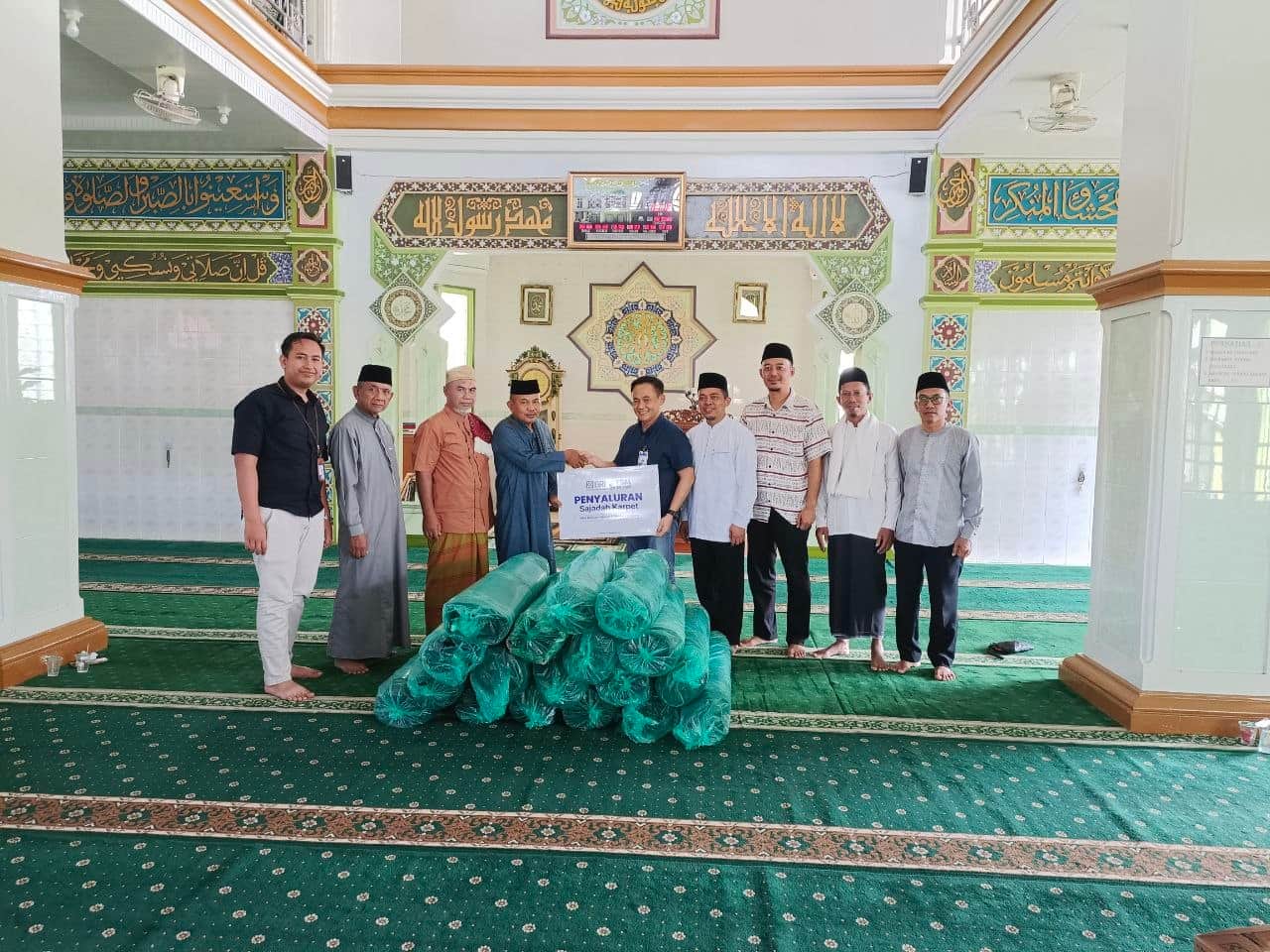 BRI Kanca Metro Bersama YBM BRILiaN Salurkan 18 Gulung Karpet Sajadah untuk Masjid Nur Hidayah