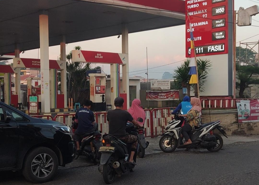 Antrean Solar Mengular di Sejumlah SPBU di Bandar Lampung Sejak Subuh