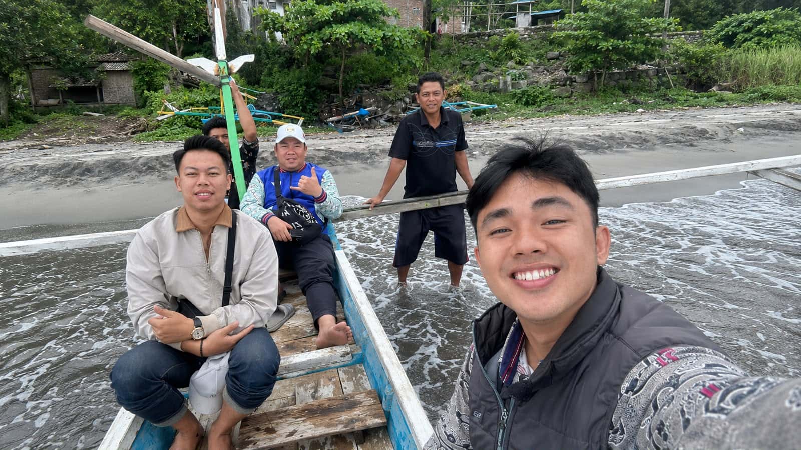 Menerjang Ombak Demi Peningkatan Ekonomi di Pulau Pisang, BRI Unit Krui Kanca Liwa Hadir Layani Masyarakat